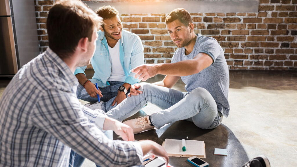 Você age diferente no trabalho e com amigos? A psicologia revela por que isso acontece e como manter o equilíbrio.