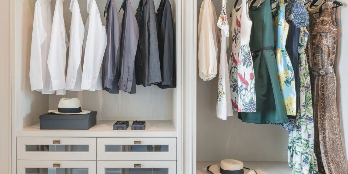 A melhor maneira de tirar cheiro de mofo do guarda-roupa sem usar produtos químicos