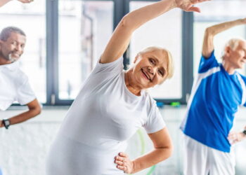 Os 5 melhores exercícios para idosos manterem a saúde em casa