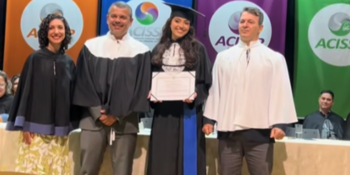Estudante joga capelo sozinha em formatura que comoveu o Brasil