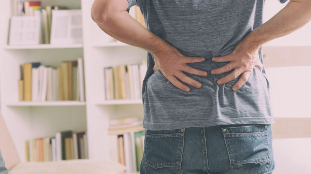 Hábitos que previnem espasmos musculares lombares e melhoram seu dia