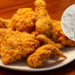 Nem farinha panko, nem farinha de rosca: esse é o melhor jeito de empanar o frango
