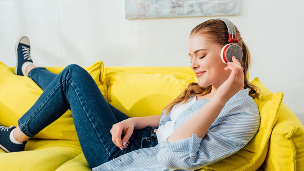 Por que você enjoa de ouvir a mesma música segundo a psicologia