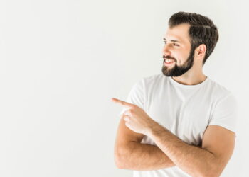 Por que falamos sozinhos segundo a psicologia?