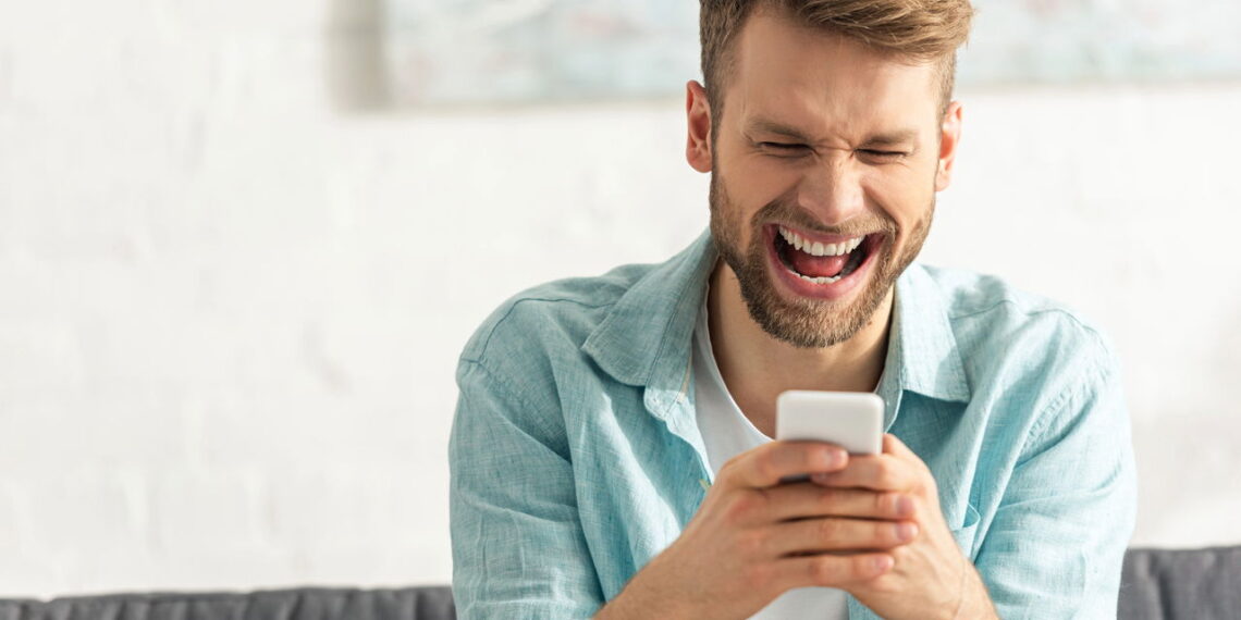Por que rimos quando não devemos segundo a psicologia?
