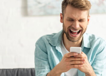 Por que rimos quando não devemos segundo a psicologia?