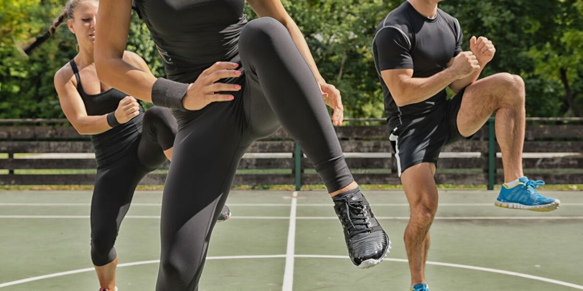 Os 4 exercícios para treinar com amigas sem precisar de academia