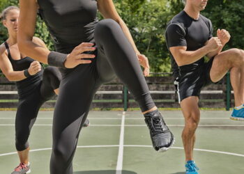 Os 4 exercícios para treinar com amigas sem precisar de academia