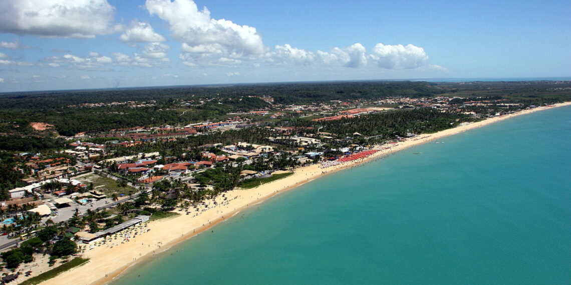 Cidade histórica da Bahia oferece praias, festas e comida boa em um só lugar