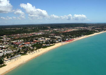 Cidade histórica da Bahia oferece praias, festas e comida boa em um só lugar
