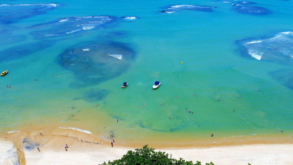 Cidade histórica da Bahia oferece praias, festas e comida boa em um só lugar