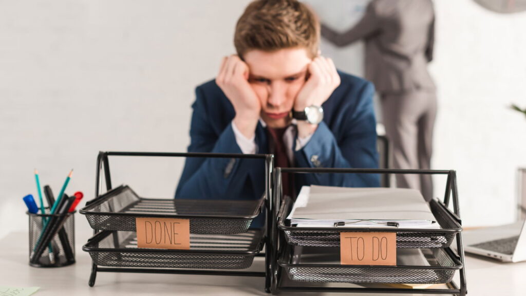 Por que procrastinamos até tarefas de dois minutos segundo a psicologia?