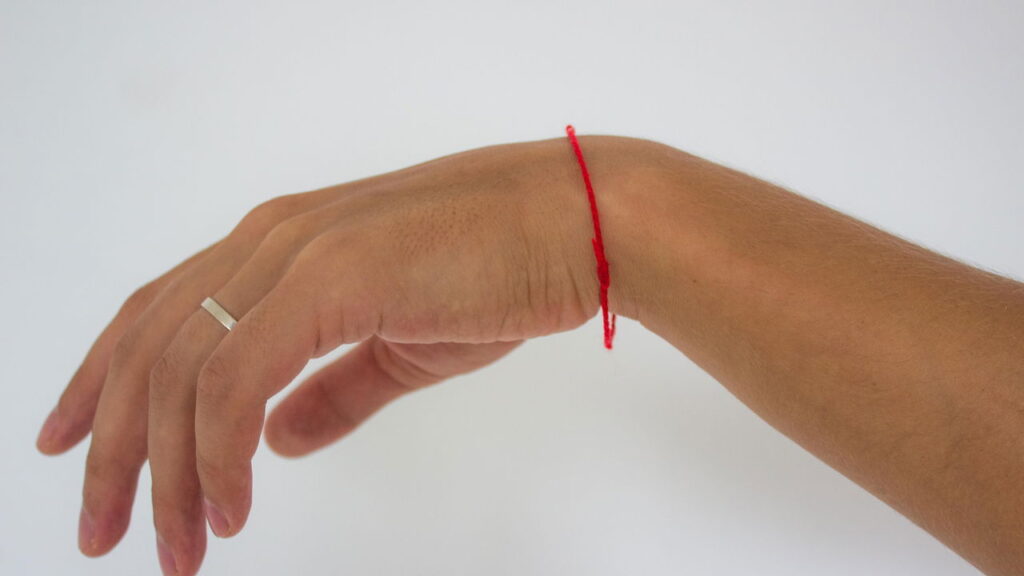 Pulseira de sete nós no pulso esquerdo tem um significado poderoso