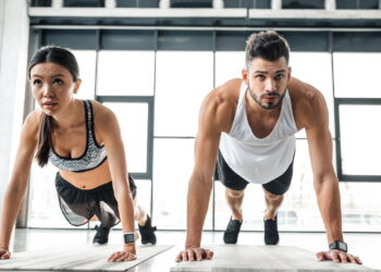 Os 5 melhores exercícios para retomar treinos em casa com segurança
