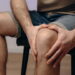 Acordar com as articulações travadas pode não ser normal! Veja o que o corpo está sinalizando
