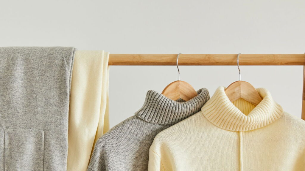 Truques para transformar guarda-roupa pequeno em espaço funcional