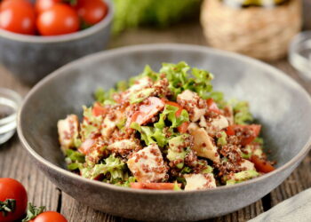 Salada de quinoa vira queridinha do momento com combinação de sabores irresistíveis