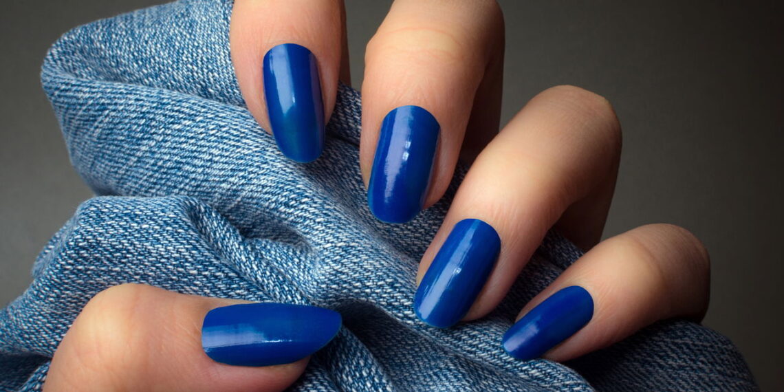 Ideias criativas para usar azul-cobalto nas unhas com estilo