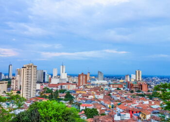 Cidade famosa por sua rica cultura musical especialmente a salsa