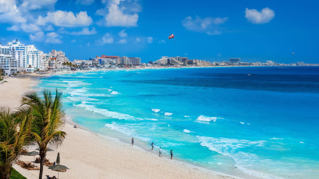 Cidade com lindas praias e areias brilhantes é ótima para um turismo natural