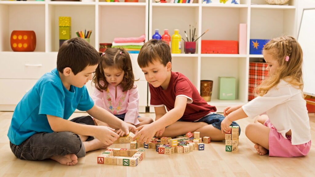 Férias sem rotina podem impactar o comportamento infantil, alertam psicólogos