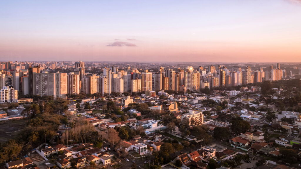Cidade paranaense combina modernidade com tradições culturais únicas