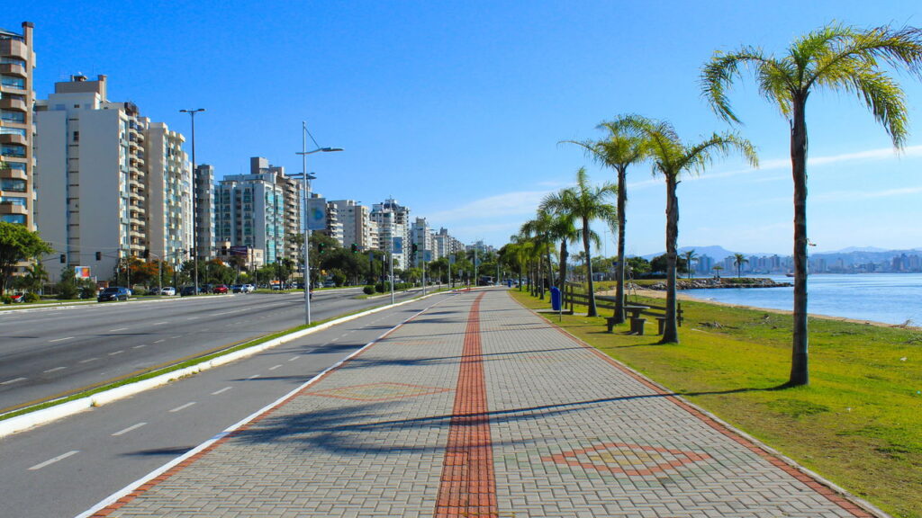 A praia de areia branca a 300 km de Curitiba é ideal para um bate-volta