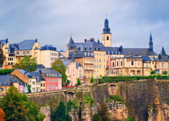 Cidade conhecida por sua rica história e papel estratégico na União Europeia!