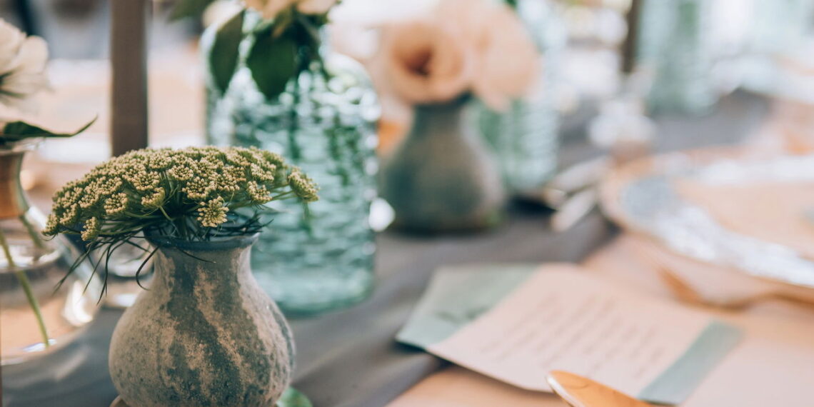 O segredo para uma mesa posta elegante com flores e vasos