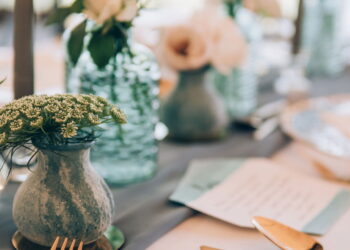 O segredo para uma mesa posta elegante com flores e vasos