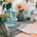 O segredo para uma mesa posta elegante com flores e vasos