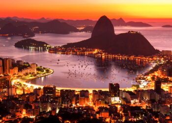 A praia de água cristalina a 19 km da capital do RJ que poucos conhecem!