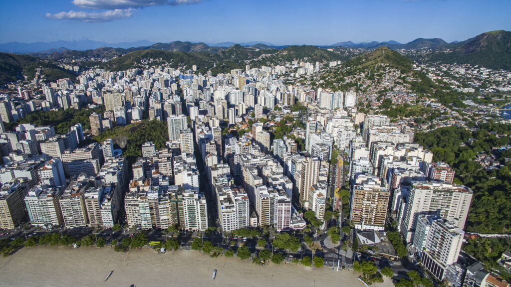 A praia de água cristalina a 19 km da capital do RJ que poucos conhecem!