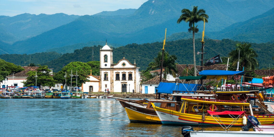 A praia de águas cristalinas a 240 km da capital do RJ que poucos conhecem!