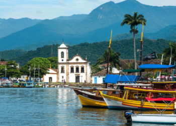 A praia de águas cristalinas a 240 km da capital do RJ que poucos conhecem!