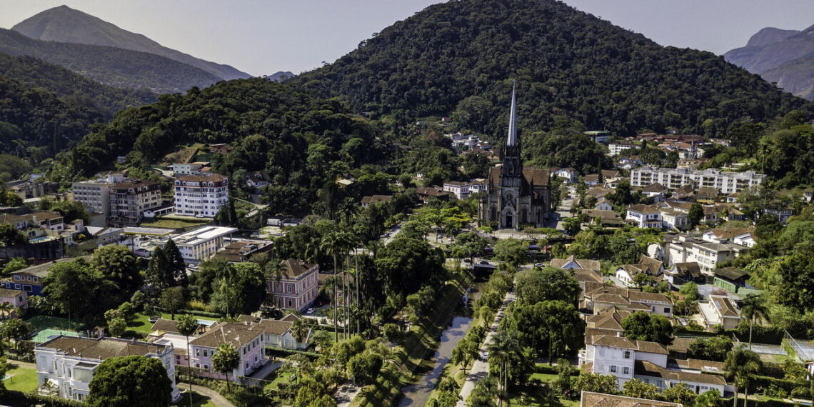 A praia de areia branca a 68 km da capital do RJ que poucos conhecem!