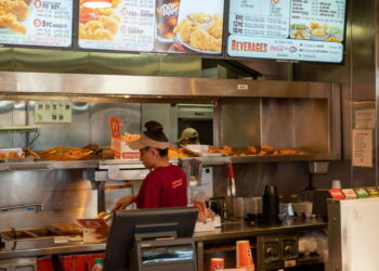 Grande rede de frango frito entra em falência e choca fãs