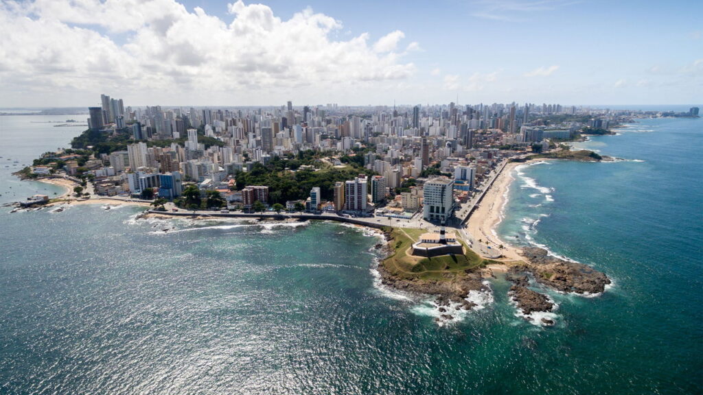 Praia de águas cristalinas e areia branca encanta turistas com beleza única!