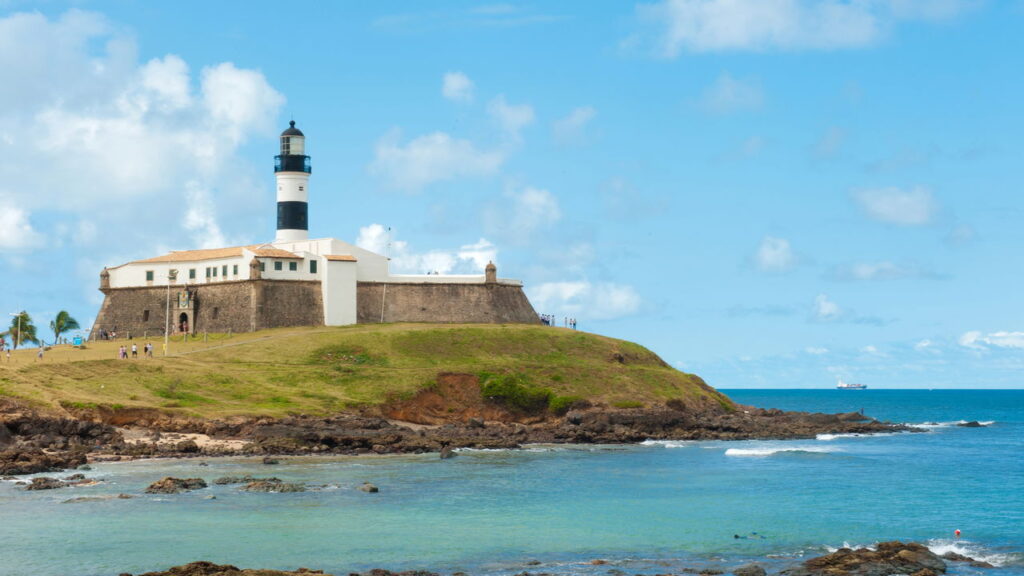 Praia de águas cristalinas e areia branca encanta turistas com beleza única!