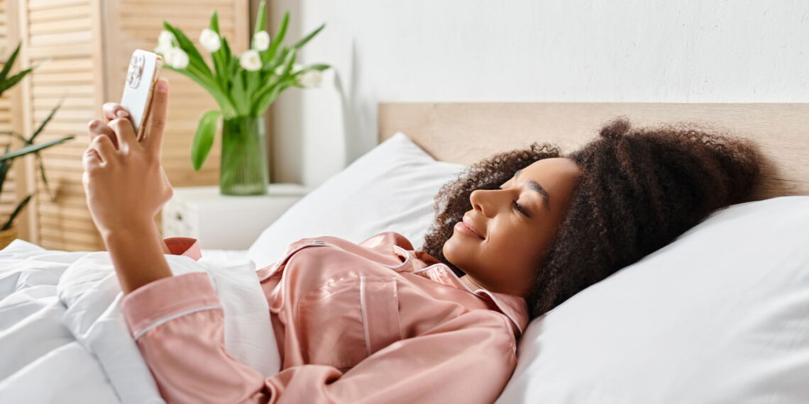 Checar o celular antes de dormir pode prejudicar seu sono, alertam especialistas!