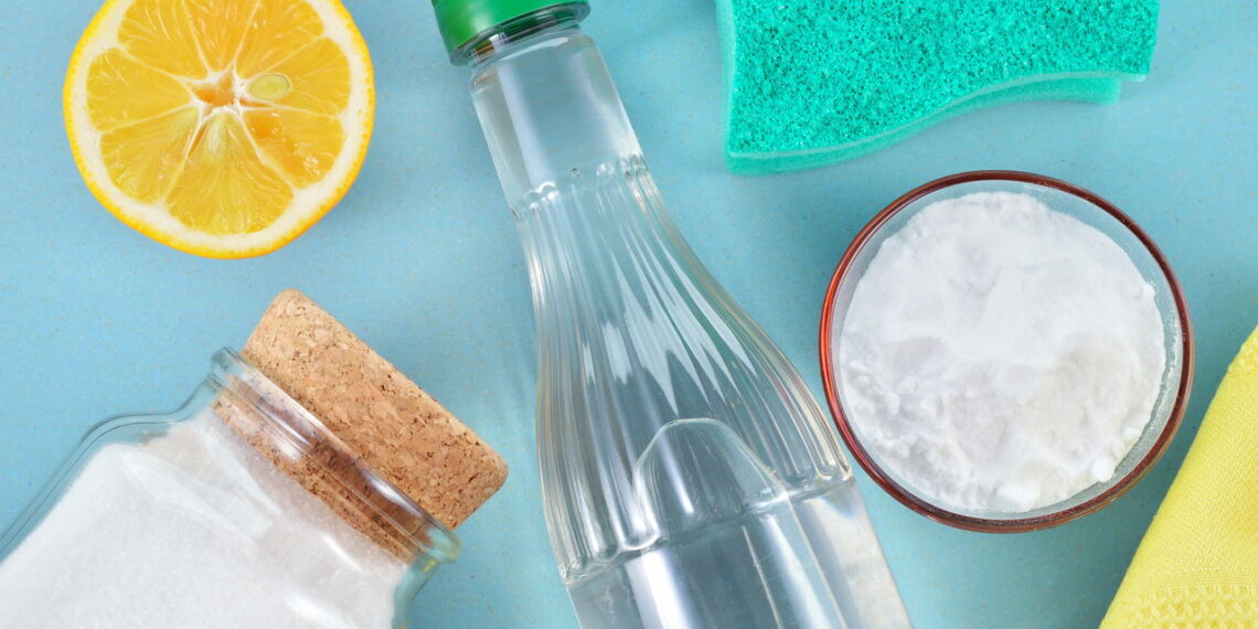 Nem alvejante forte, nem produto caro: o que realmente funciona para tirar odores da geladeira