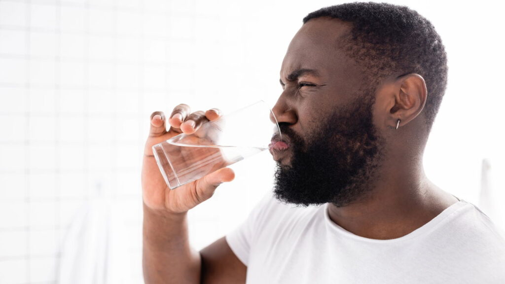 Beber água gelada depois da refeição atrapalha a digestão, segundo gastroenterologistas?