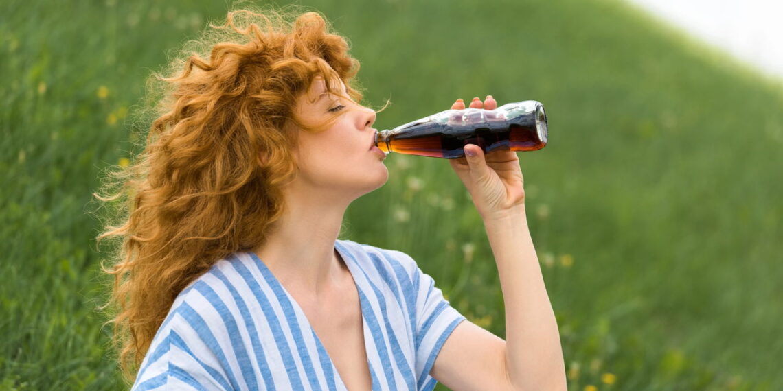O consumo diário de refrigerante pode acelerar o envelhecimento, segundo nutricionistas
