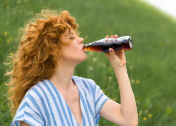O consumo diário de refrigerante pode acelerar o envelhecimento, segundo nutricionistas