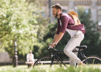 O sinal vermelho também vale pra bicicleta e quase ninguém obedece
