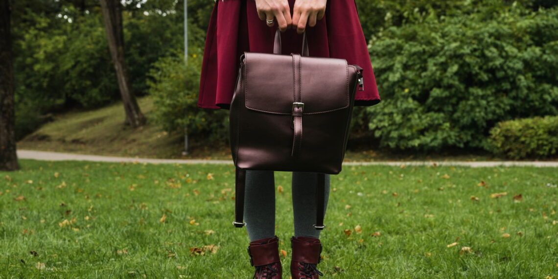 O truque mais criativo para restaurar sua bolsa de couro sintético