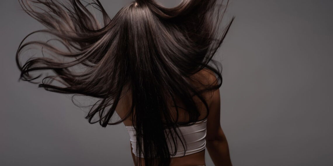 O truque mais eficaz para deixar o cabelo brilhoso sem gastar muito