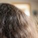 Nem protetor térmico, nem óleo caro: como evitar frizz com truque caseiro