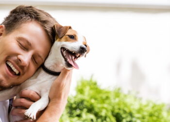 O que significa falar com animais de estimação como se fossem humanos, segundo a psicologia