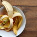 Como usar cascas de frutas para deixar o solo mais fértil naturalmente